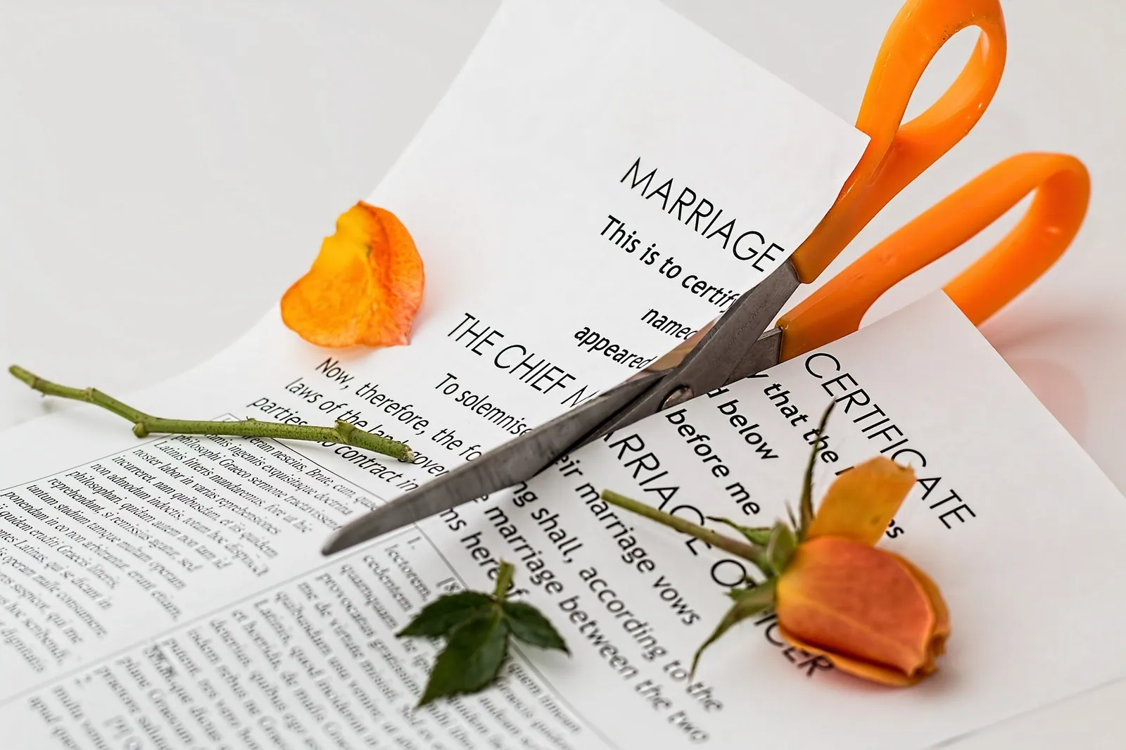 How do couples who register their marriage abroad get divorced in China?